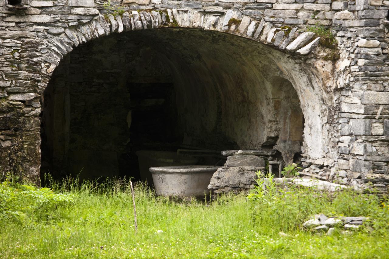 Palazzo Gamboni Swiss Historic Hotel Comologno ภายนอก รูปภาพ